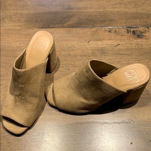 Heart in D Size 8 Suede Chunky Heels